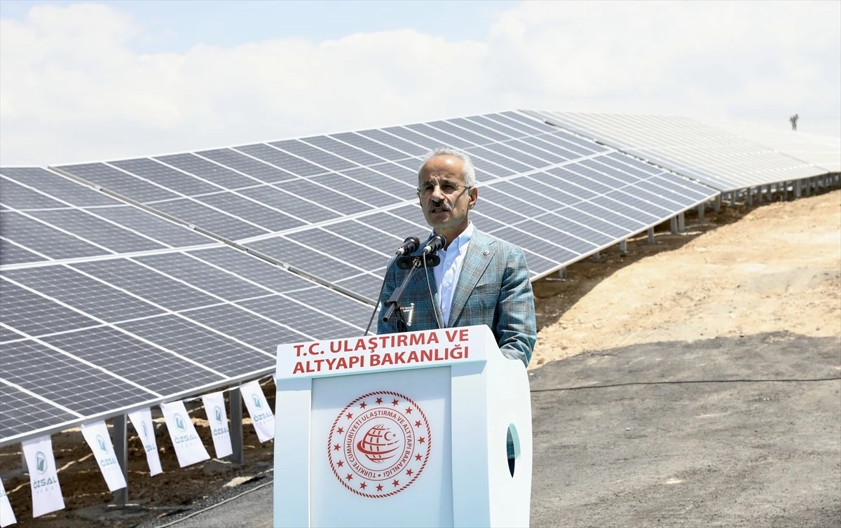 Bakan Uraloğlu, Van\'da güneş enerjisi santralinin açılışını yaptı Açıklaması