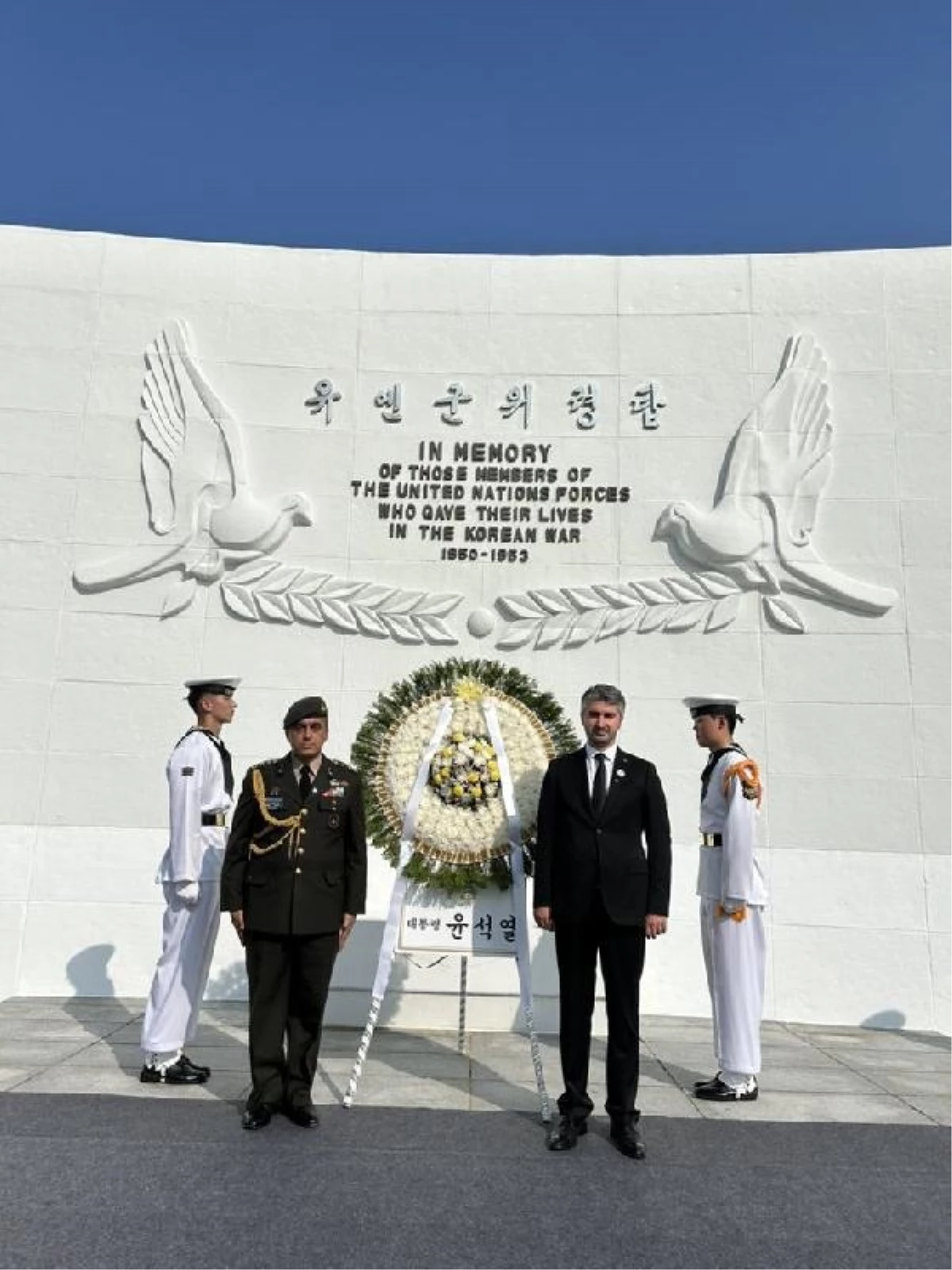 Bakan Yardımcısı Tarıkdaroğlu, Busan Türk Şehitliği\'ni ziyaret etti