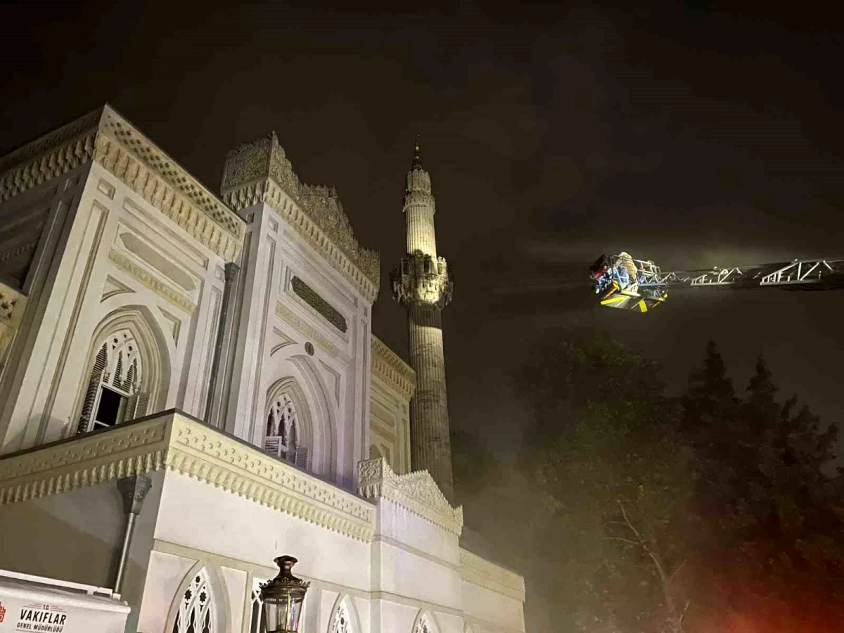 Beşiktaş\'taki Yıldız Hamidiye Camisi\'nde Yangın Çıktı