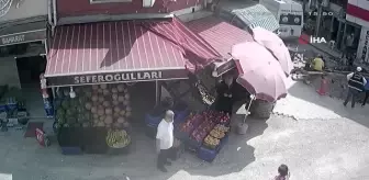 Çalışma esnasında su borusu patladı, vatandaşlar su altında kaldı