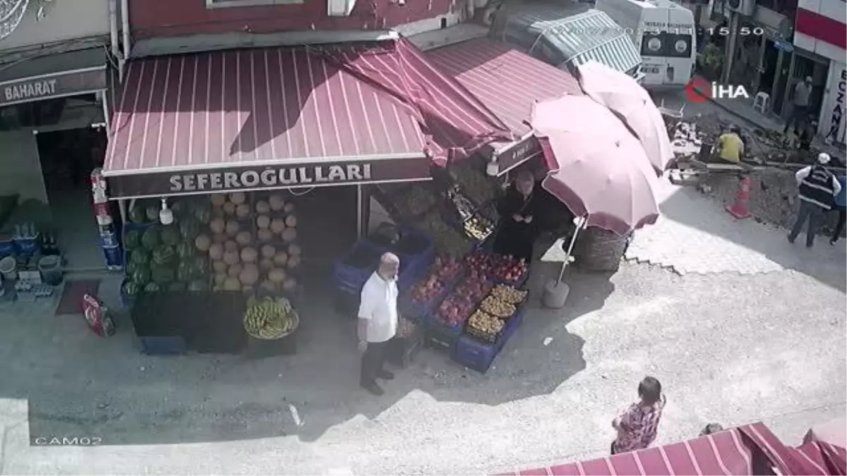 Çalışma esnasında su borusu patladı, vatandaşlar su altında kaldı