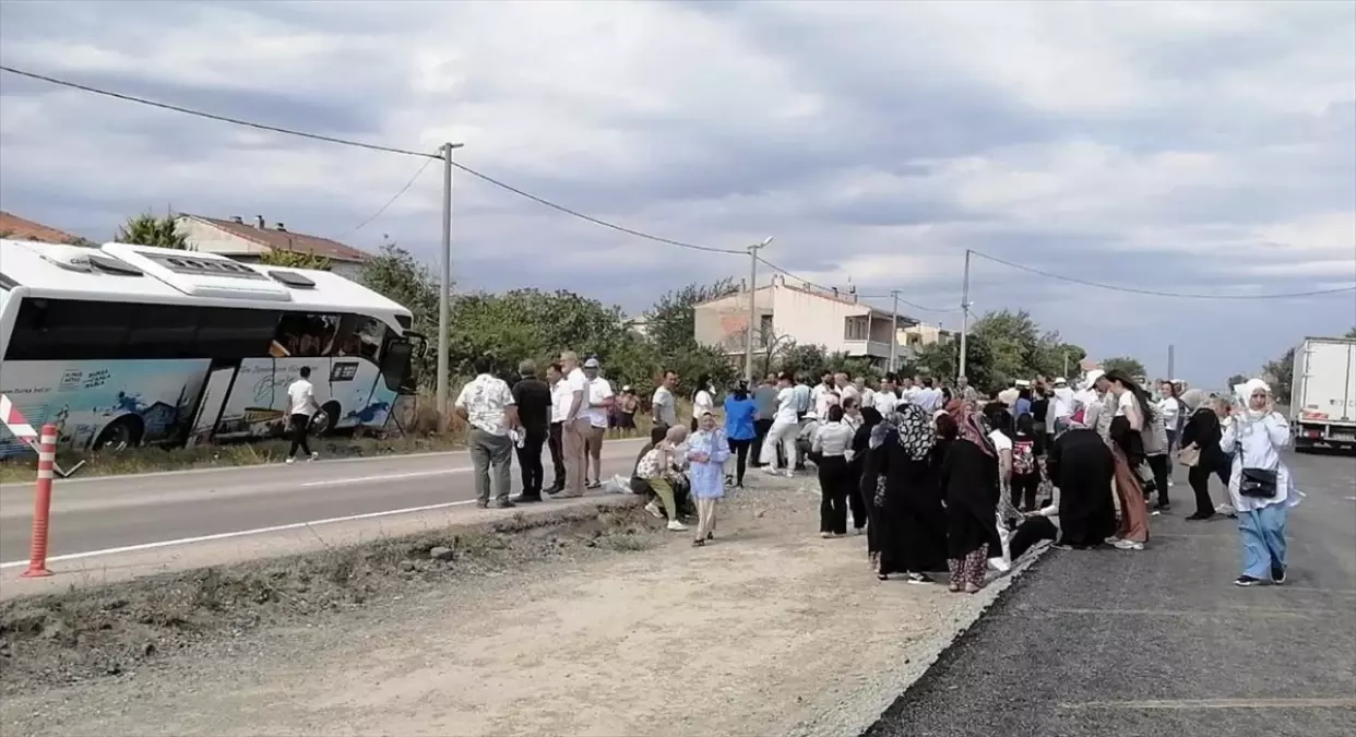 Çanakkale\'de Tur Otobüsü Barakaya Çarptı: Şoför Hayatını Kaybetti