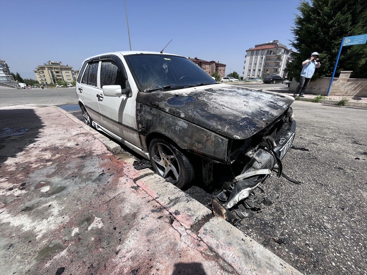 Denizli\'de park halindeki otomobil yangında kullanılamaz hale geldi