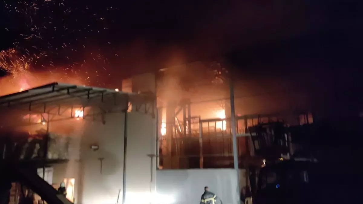 Düzce'de fabrikada çıkan yangın söndürüldü