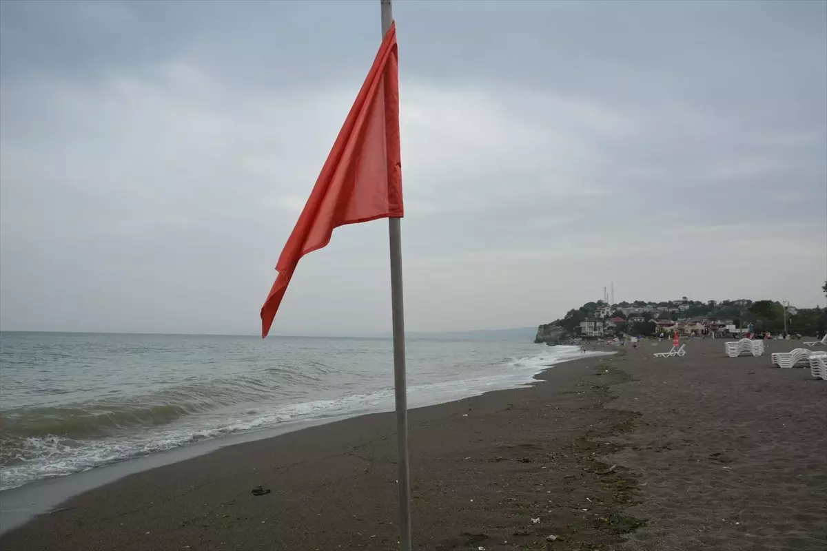 Akçakoca'da Olumsuz Hava Koşulları Nedeniyle Denize Giriş Yasaklandı