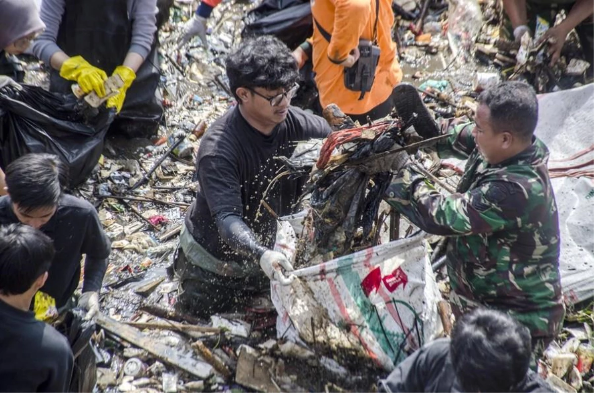 Endonezyalılar, Ulusal Nehir Günü\'nde Çöpleri Temizledi
