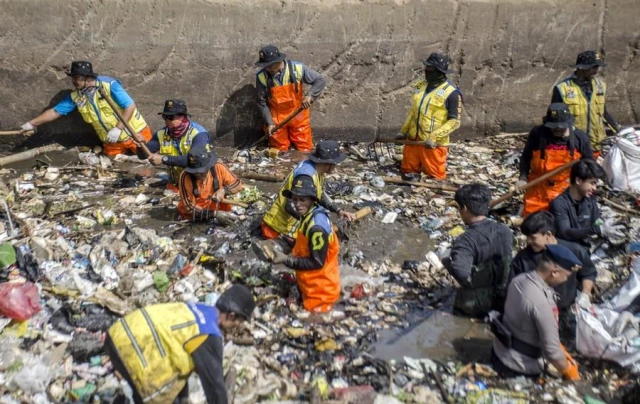 Endonezyalılar, Ulusal Nehir Günü'nde Çöpleri Temizledi