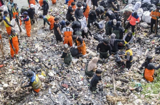 Endonezyalılar, Ulusal Nehir Günü'nde Çöpleri Temizledi
