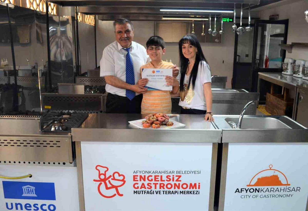 Afyonkarahisar\'da Engelsiz Gastronomi Merkezinde Eğitim Alan Özel Bireyler Başarı Belgelerini Aldı