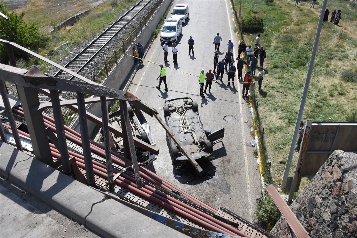 Erzurum\'da Köprüden Düşen Otomobillerde 3 Kişi Yaralandı