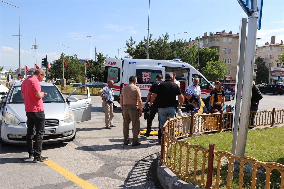 Erzurum\'da otomobil ile panelvanın çarpışması sonucu 2 kişi yaralandı