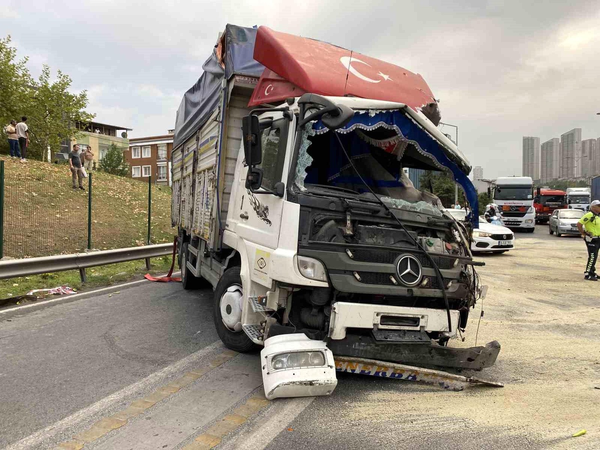Esenyurt\'ta Sebze Yüklü Kamyon Karşı Şeride Geçerek Devrildi: 1 Ölü, 1 Yaralı