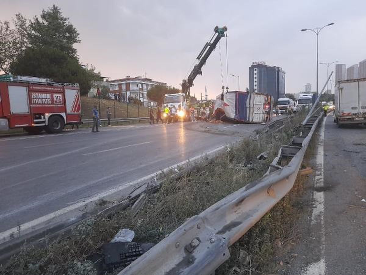 Esenyurt\'ta Sebze Yüklü Kamyon Devrildi: 1 Ölü, 1 Yaralı