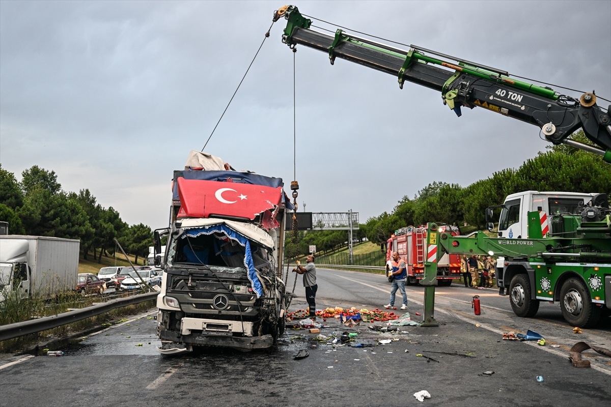 Esenyurt TEM Otoyolu\'nda trafik kazası: 1 ölü, 1 yaralı