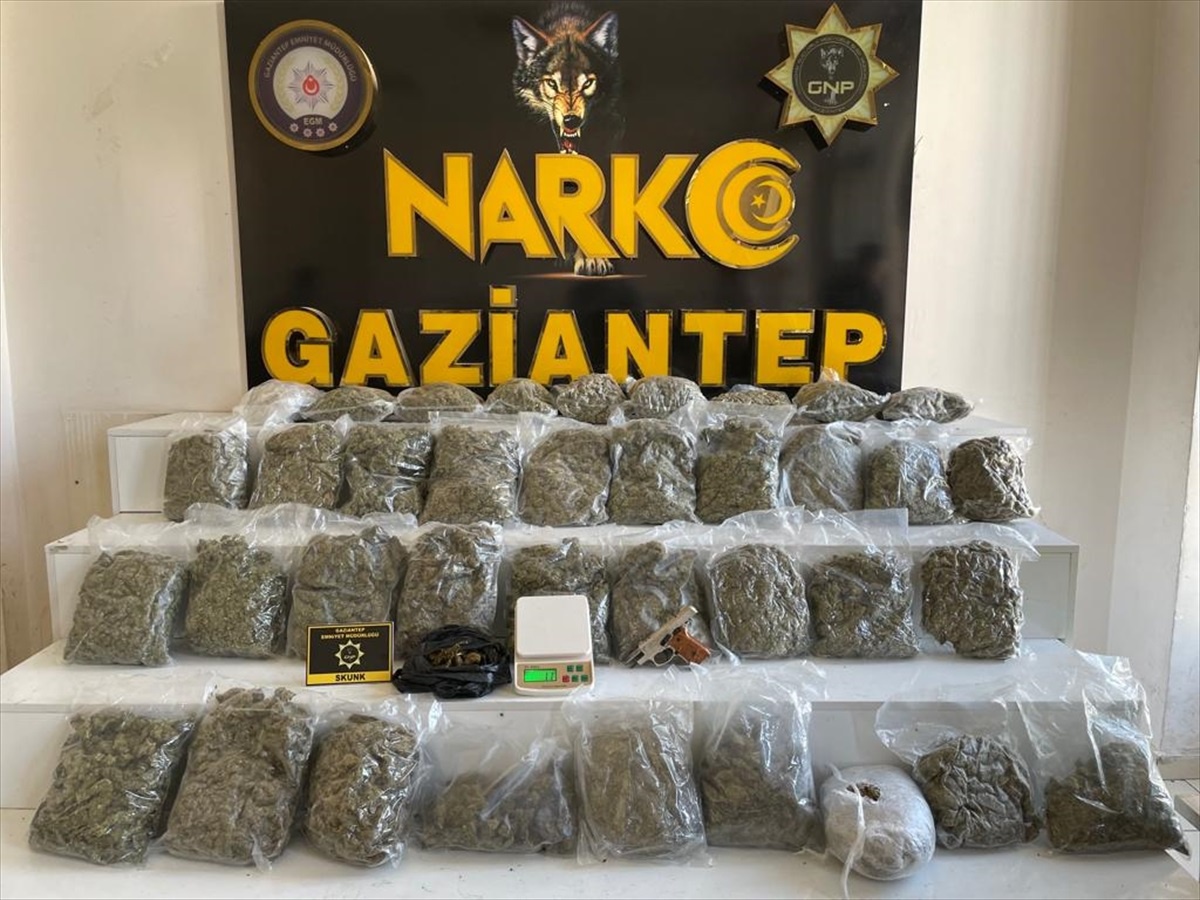 Gaziantep\'te 18,5 Kilogram Uyuşturucu Ele Geçirildi, 2 Şüpheli Gözaltına Alındı