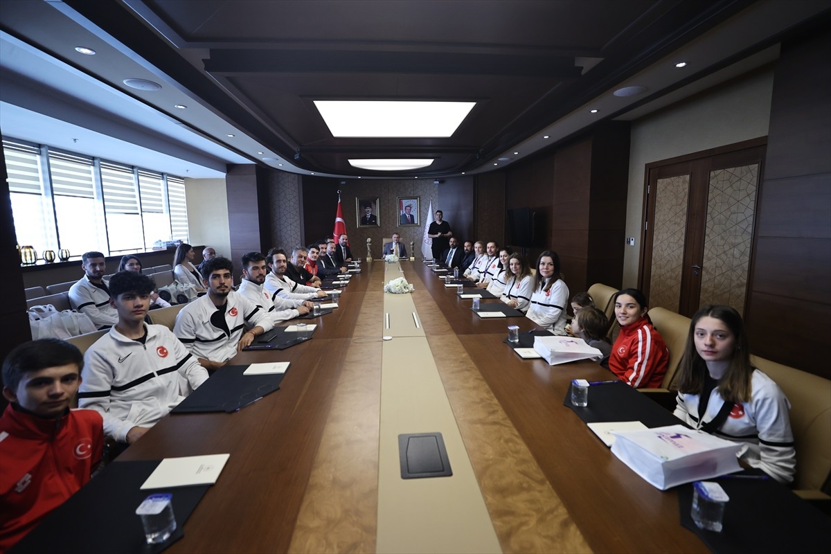 Gençlik ve Spor Bakanı Osman Aşkın Bak, İşitme Engelliler Voleybol Milli Takımlarıyla Bir Araya Geldi