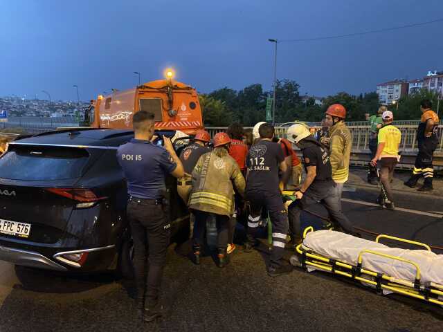 Haliç Köprüsü'nde trafik kazası: Sürücü kaçtı, kız arkadaşını ağır yaralı bıraktı Haliç Köprüsü'nde trafik kazası: Sürücü kaçtı, kız arkadaşını ağır yaralı bıraktı