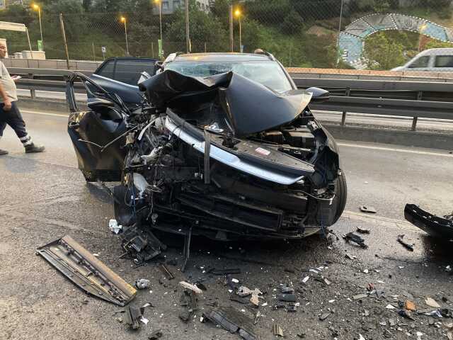 Haliç Köprüsü'nde trafik kazası: Sürücü kaçtı, kız arkadaşını ağır yaralı bıraktı Haliç Köprüsü'nde trafik kazası: Sürücü kaçtı, kız arkadaşını ağır yaralı bıraktı