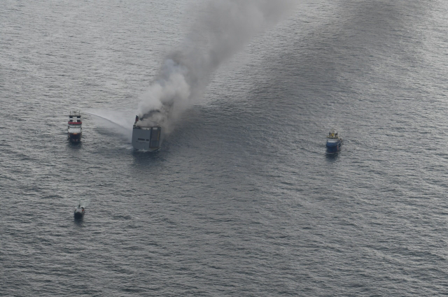 Hollanda'da kargo gemisindeki yangın günlerce sürebilir