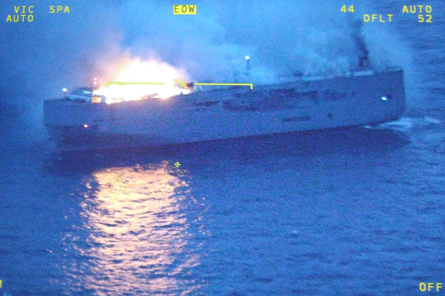 Hollanda'da kargo gemisindeki yangın günlerce sürebilir