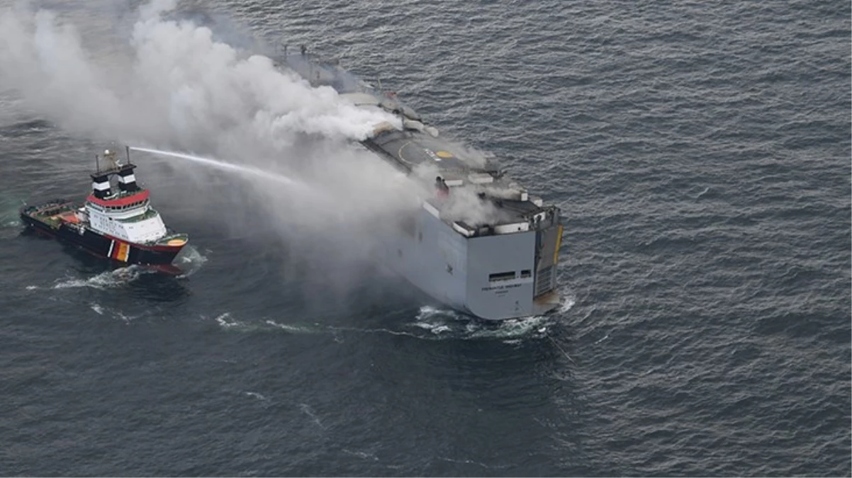 Hollanda\'da içinde binlerce otomobilin bulunduğu kargo gemisinde yangın sürüyor! Hala kontrol altına alınamadı