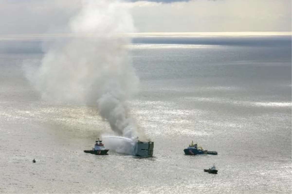Hollanda\'da Almanya-Mısır arasında sefer yapan kargo gemisinde yangın devam ediyor