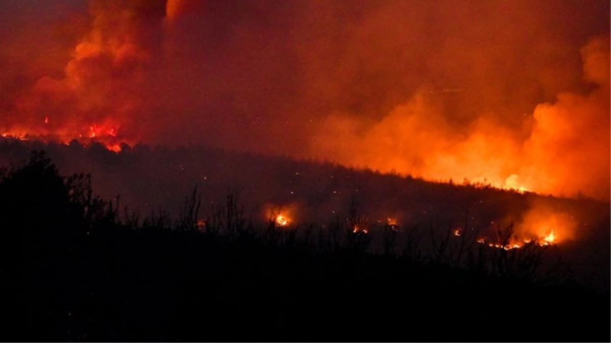 İzmir ve Antalya\'da Orman Yangınları Kontrol Altına Alınamadı! Alevlere Müdahale Devam Ediyor