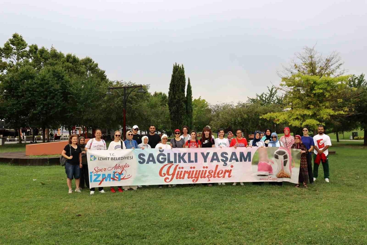 İzmit\'te Kadınlar Uzman Spor Eğitmenleri Eşliğinde Yürüyüş Yaptı