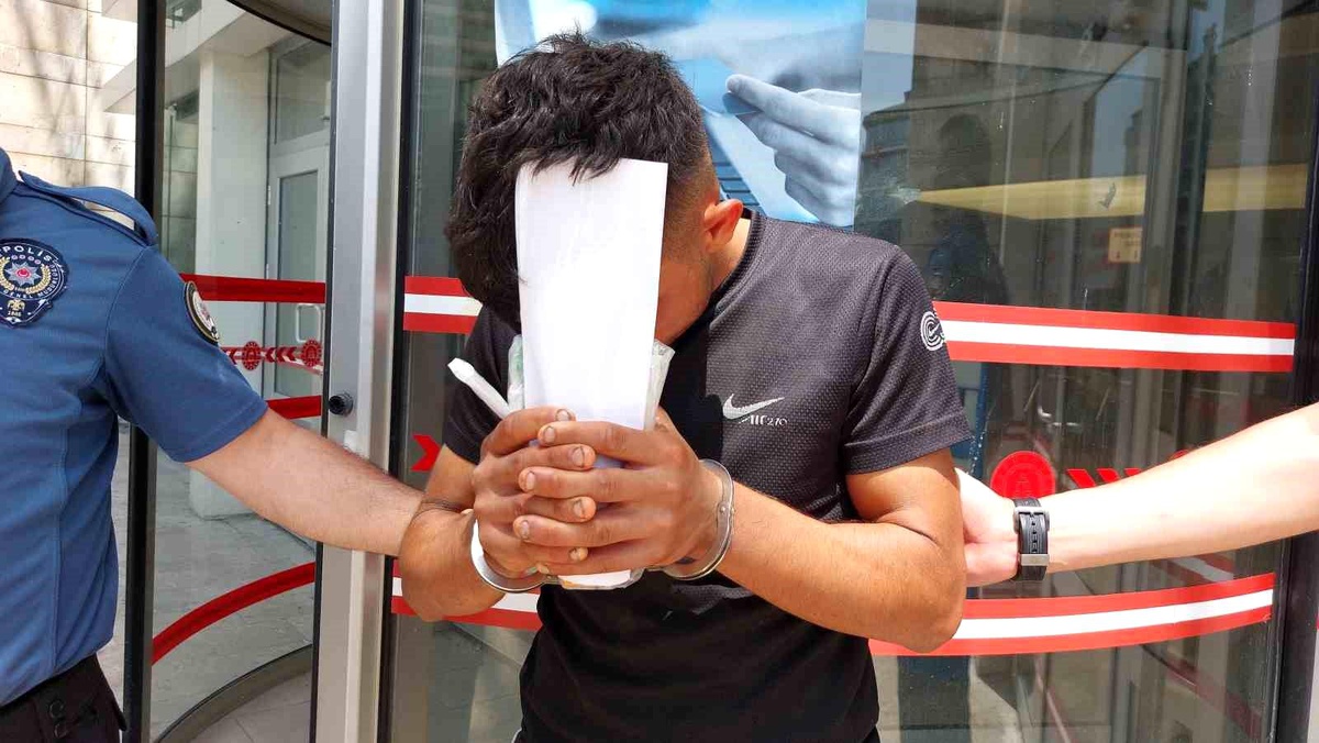 Samsun\'da Hurda Yüklü Kamyonetten Demir Çalan Genç Tutuklandı