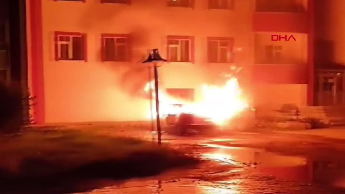 KARS\'ta Park Halindeki Otomobil Alev Alev Yandı