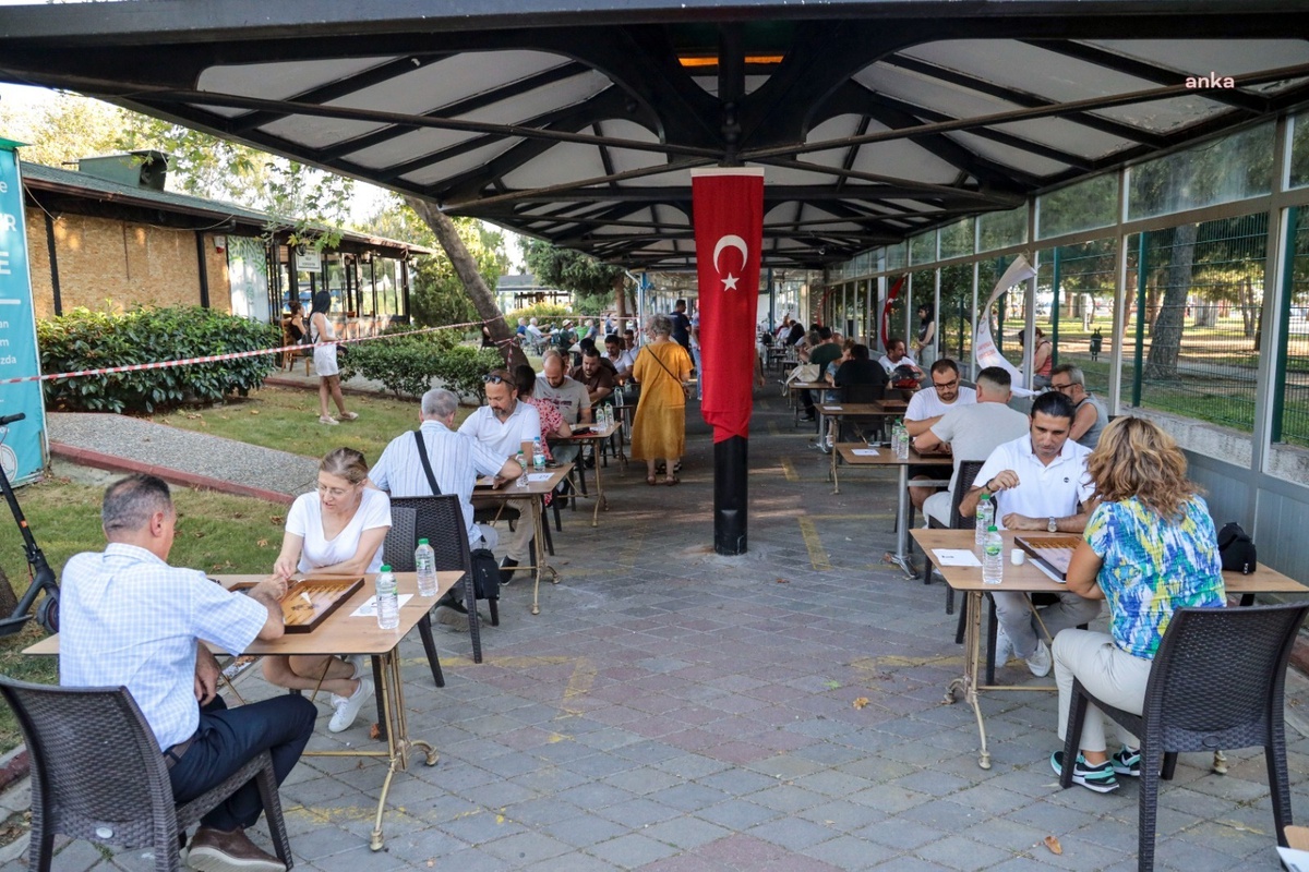 Karşıyaka Belediyesi\'nin düzenlediği tavla turnuvası yoğun ilgi gördü