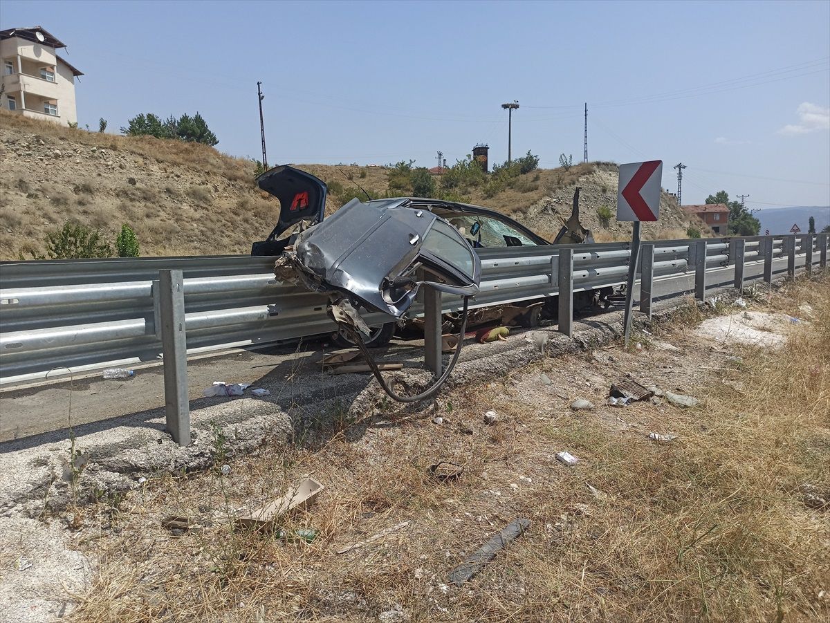 Tosya\'da bariyerlere çarpan otomobildeki kişi yaralandı