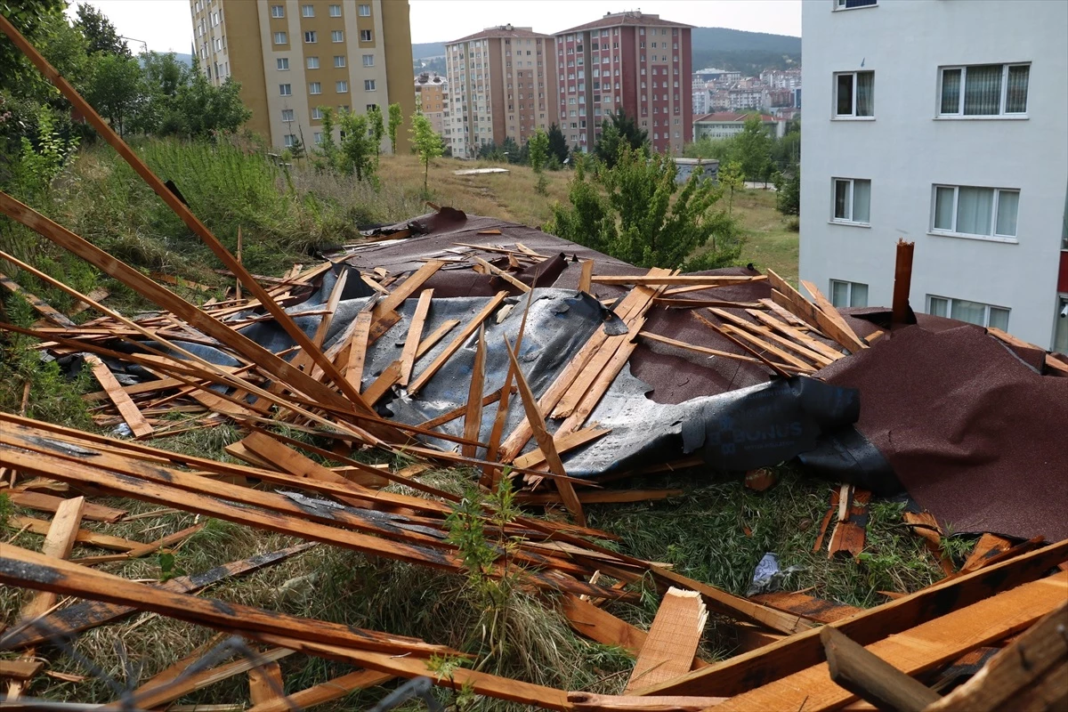Kastamonu\'da Fırtına: Binaların Çatısı Uçtu, Otomobil Hasar Gördü