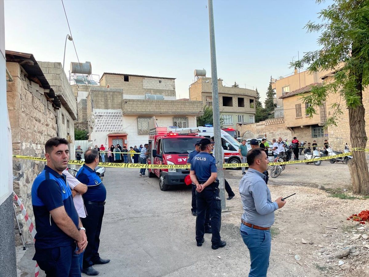 Kilis\'te metruk binanın enkazında kalan kişi kurtarıldı