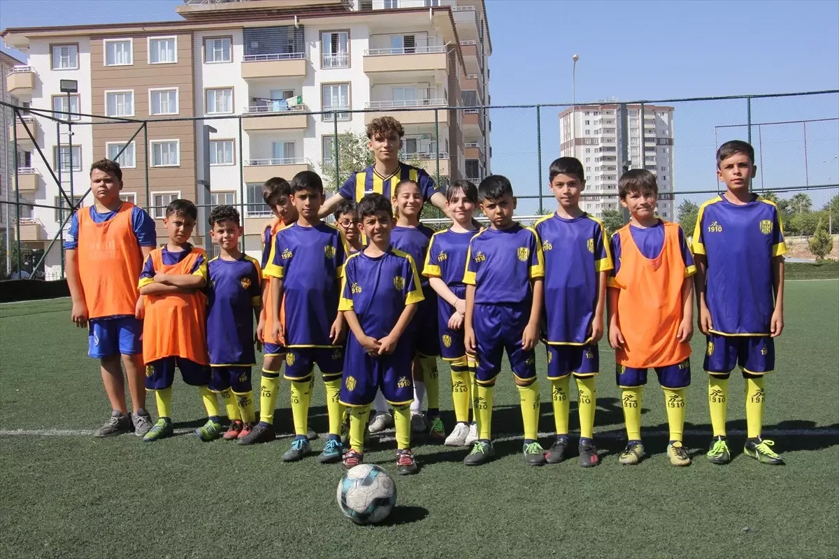 MKE Ankaragücü\'nden Atakan Dama, Kilis\'te Spor Okulu Açtı