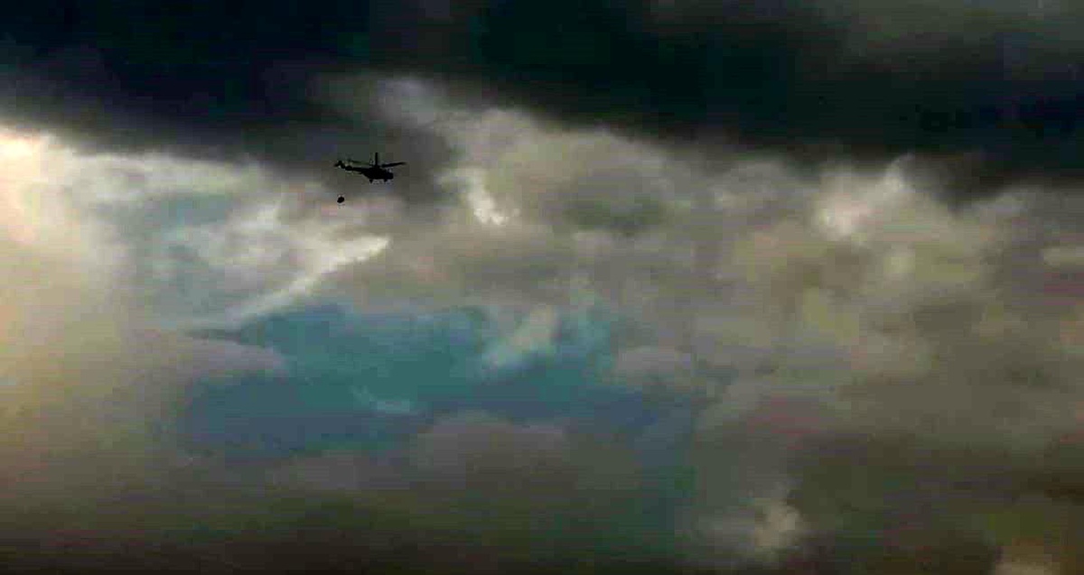 İzmir Kınık\'ta çıkan orman yangınında helikopterler yeniden çalışmalara başladı