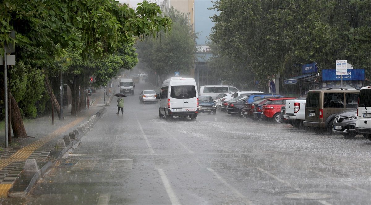 Kırklareli\'nde Sağanak Yağış Hayatı Olumsuz Etkiledi