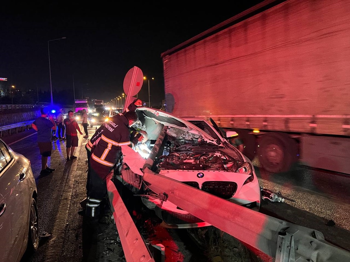 Gebze\'de bariyerlere çarpan otomobilde 3 kişi yaralandı