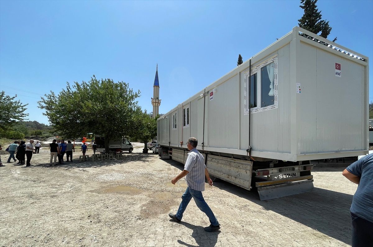 Manisa\'da yangında hasar gören mahallede konteyner evler kurulmaya başlandı