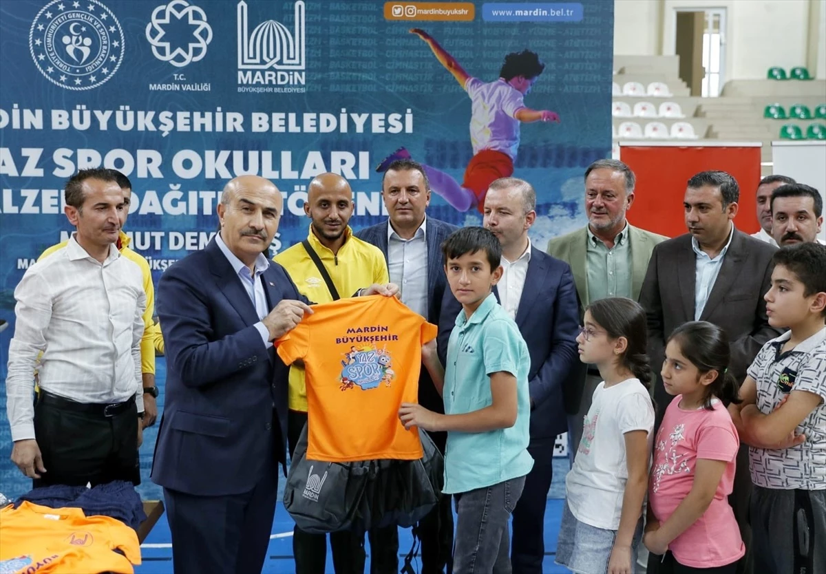 Mardin Büyükşehir Belediyesi Yaz Spor Okulu Projesi ile Çocuklara Malzeme Desteği Sağlıyor