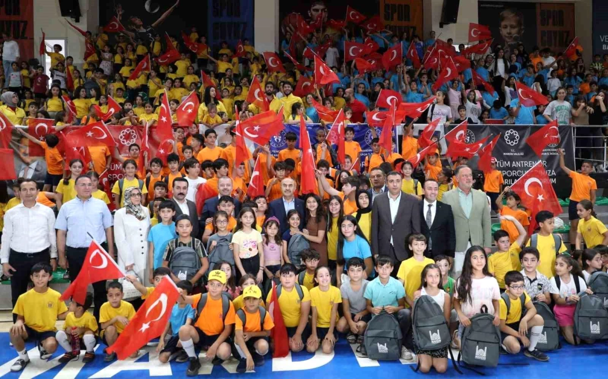 Mardin Büyükşehir Belediyesi Yaz Spor Okulu Projesi ile Çocuklara Malzeme Desteği Sağladı