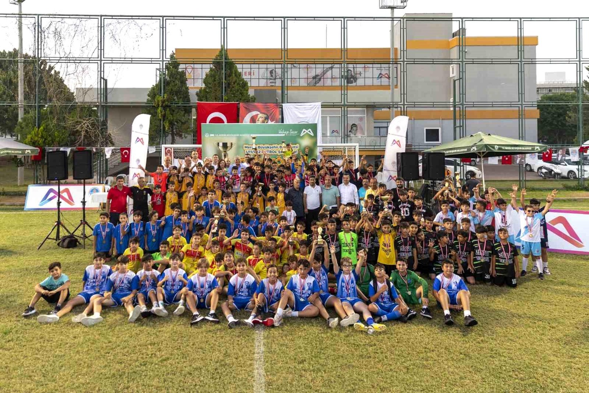 Mersin Büyükşehir Belediyesi U-11 ve U-12 Futbol Şenlik Ligi Ödül Töreniyle Son Buldu