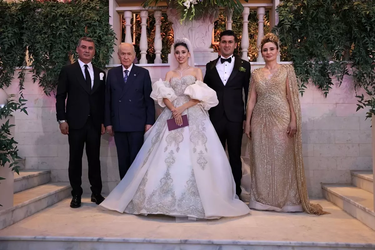 MHP Genel Başkanı Devlet Bahçeli, Gölbaşı Belediye Başkanı\'nın kızının düğününde nikah şahidi oldu