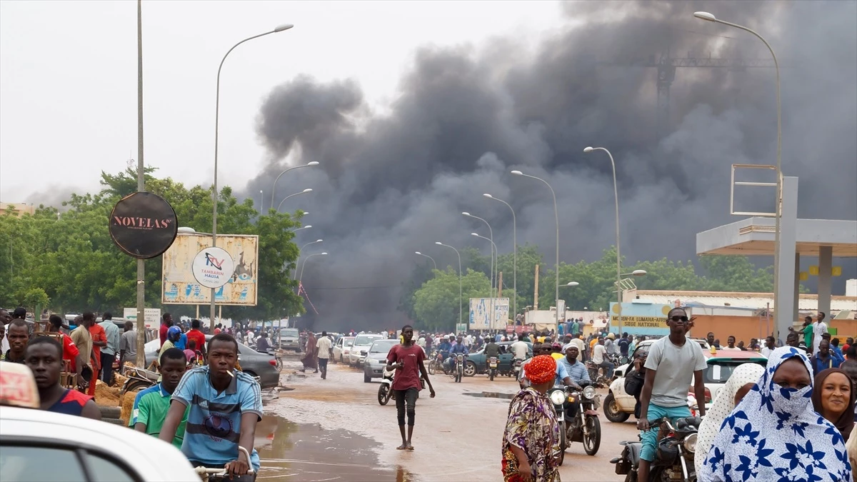 Nijer\'de Darbe Destekçileri Gösteri Yaptı