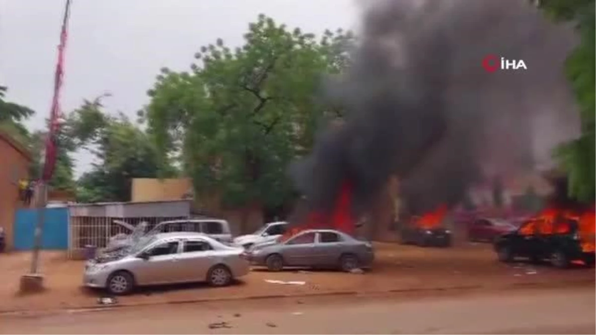 Nijer\'de darbe destekçileri iktidar partisinin genel merkezine saldırdı