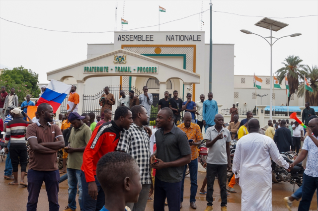 Nijer'de demokratik yollarla başa gelen cumhurbaşkanı devrildi