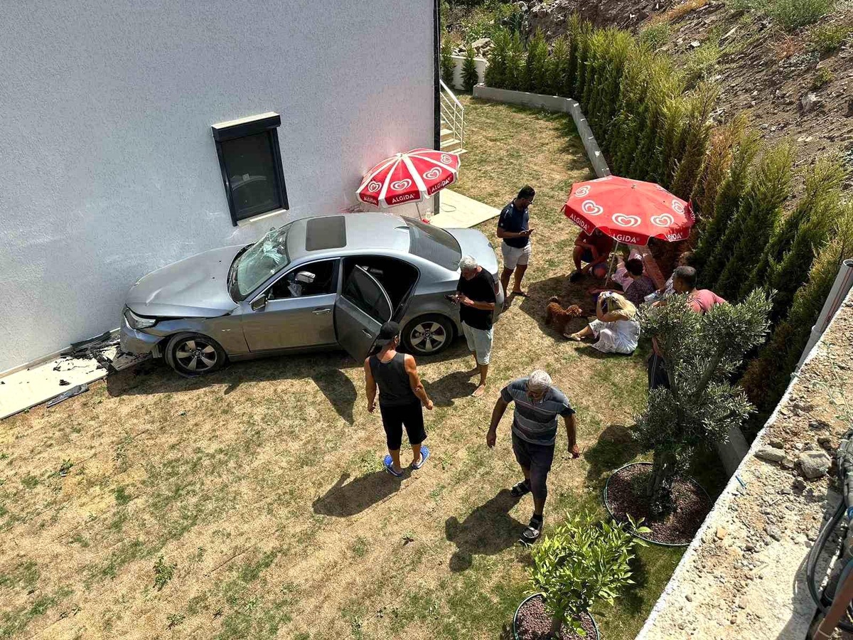 Bodrum\'da otomobil evin bahçesine düştü: 3 yaralı