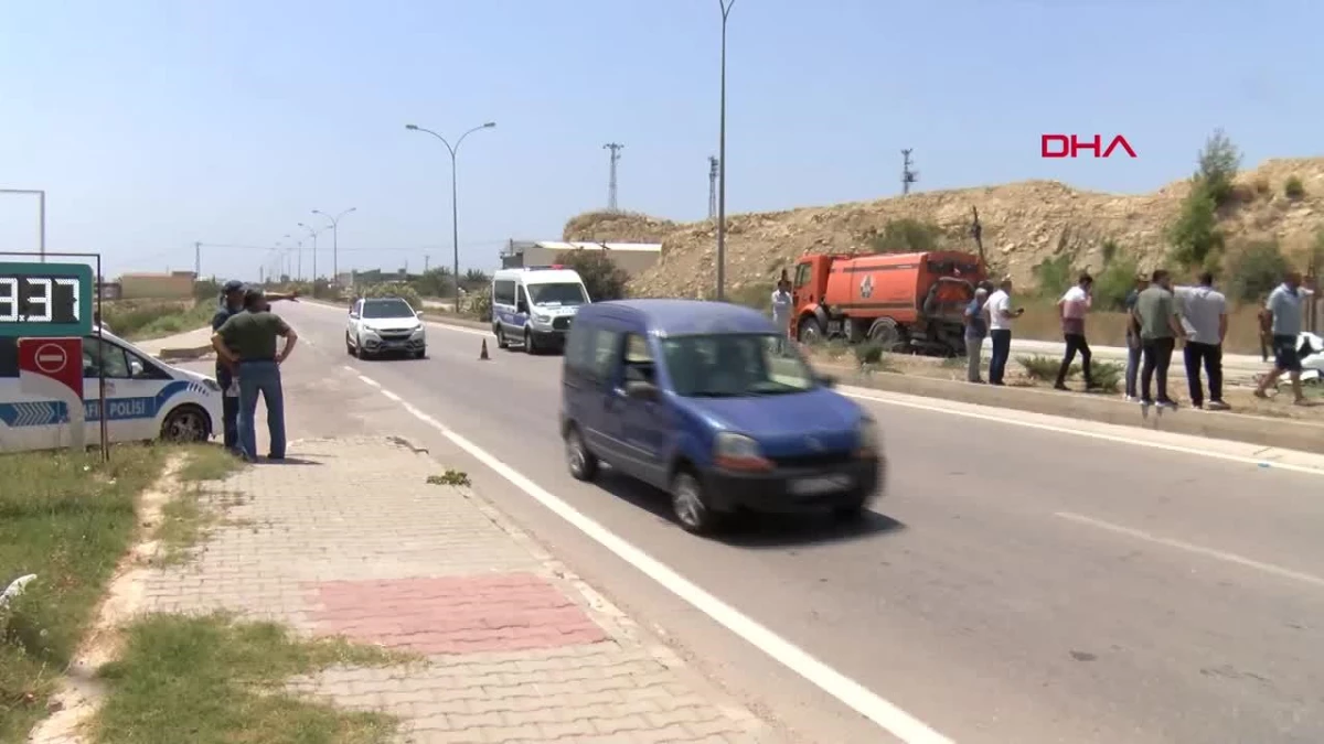 Adana\'da Yol Süpürme Aracına Çarpan Otomobildeki Kadın Hayatını Kaybetti, 3 Çocuk Yaralandı