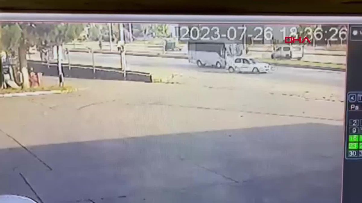 İnegöl\'de otomobil servis midibüsüne çarptı