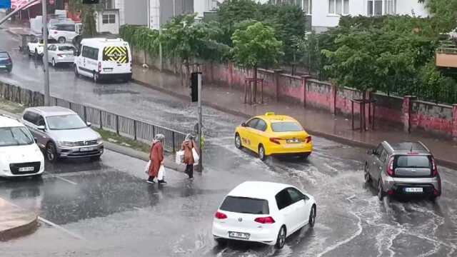 Rekor kıran sıcaklıkların ardından İstanbul'da sağanak yağış aniden bastırdı Rekor kıran sıcaklıkların ardından İstanbul'da sağanak yağış aniden bastırdı